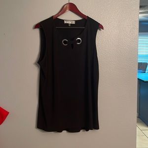 Sleeveless short and cropped pants set